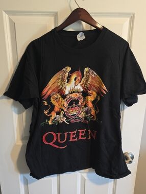 Queen Black Short Sleeve Graphic Tee